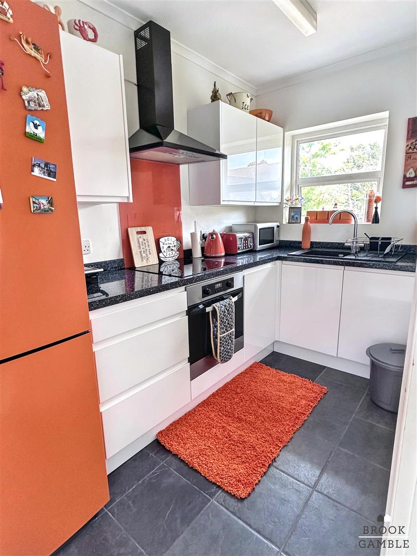 1 Bedroom Flat - Purpose Built. Moatcroft Court in Eastbourne, East Sussex 8